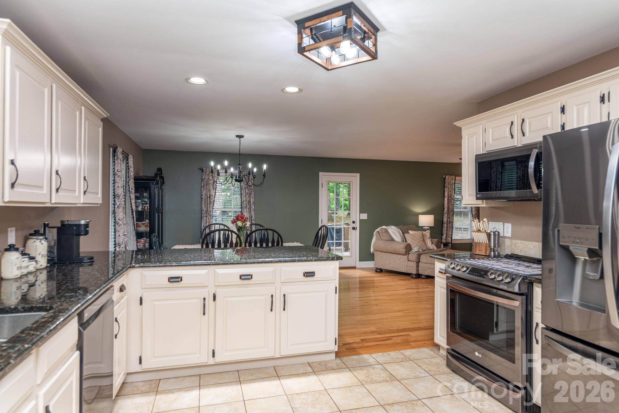 1091 ROLLINGWOOD Drive
