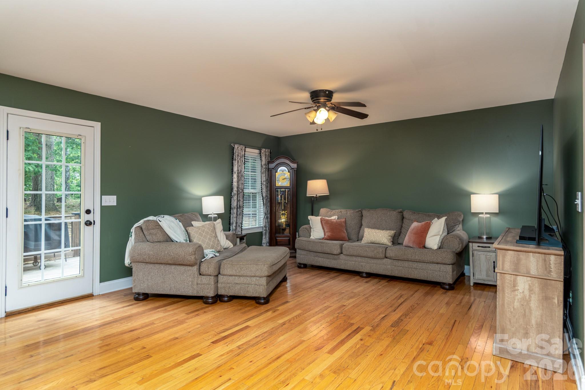 1091 ROLLINGWOOD Drive