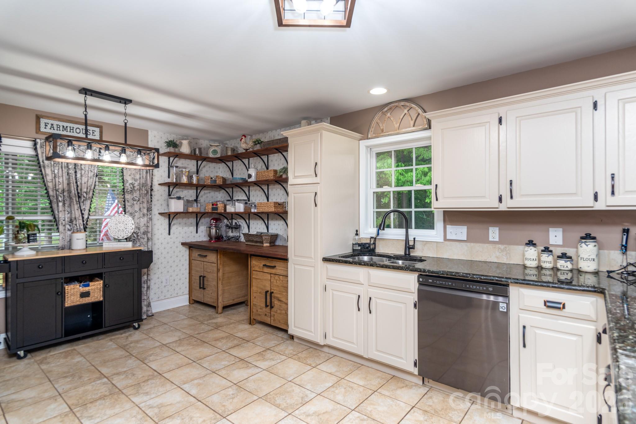 1091 ROLLINGWOOD Drive