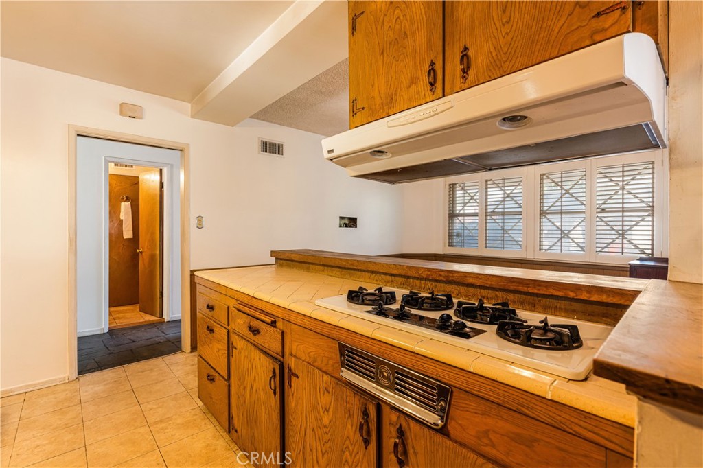 10024 Norwich Avenue