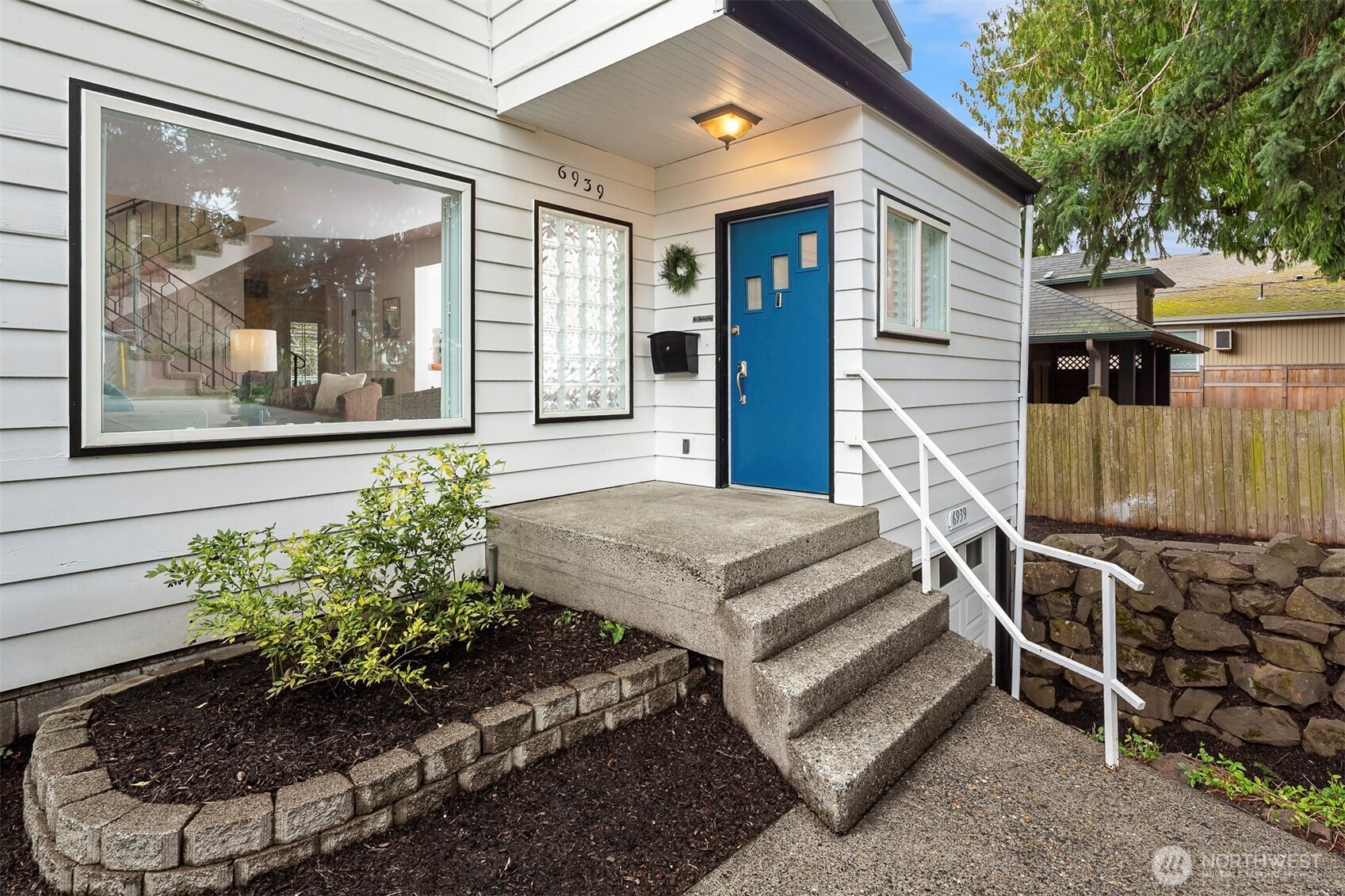6939 Fauntleroy Way SW