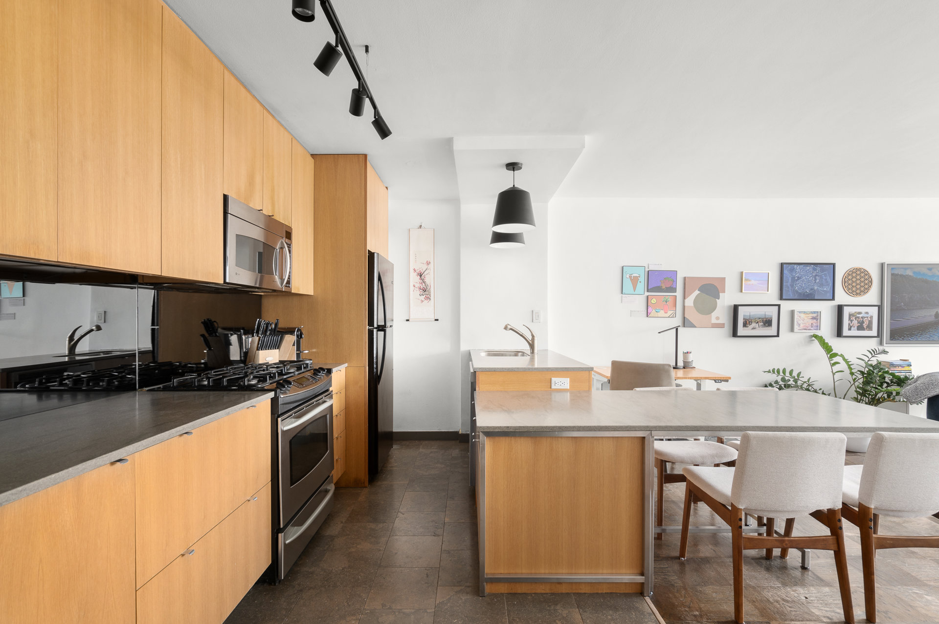 77 7TH Avenue,  17H - The Vermeer