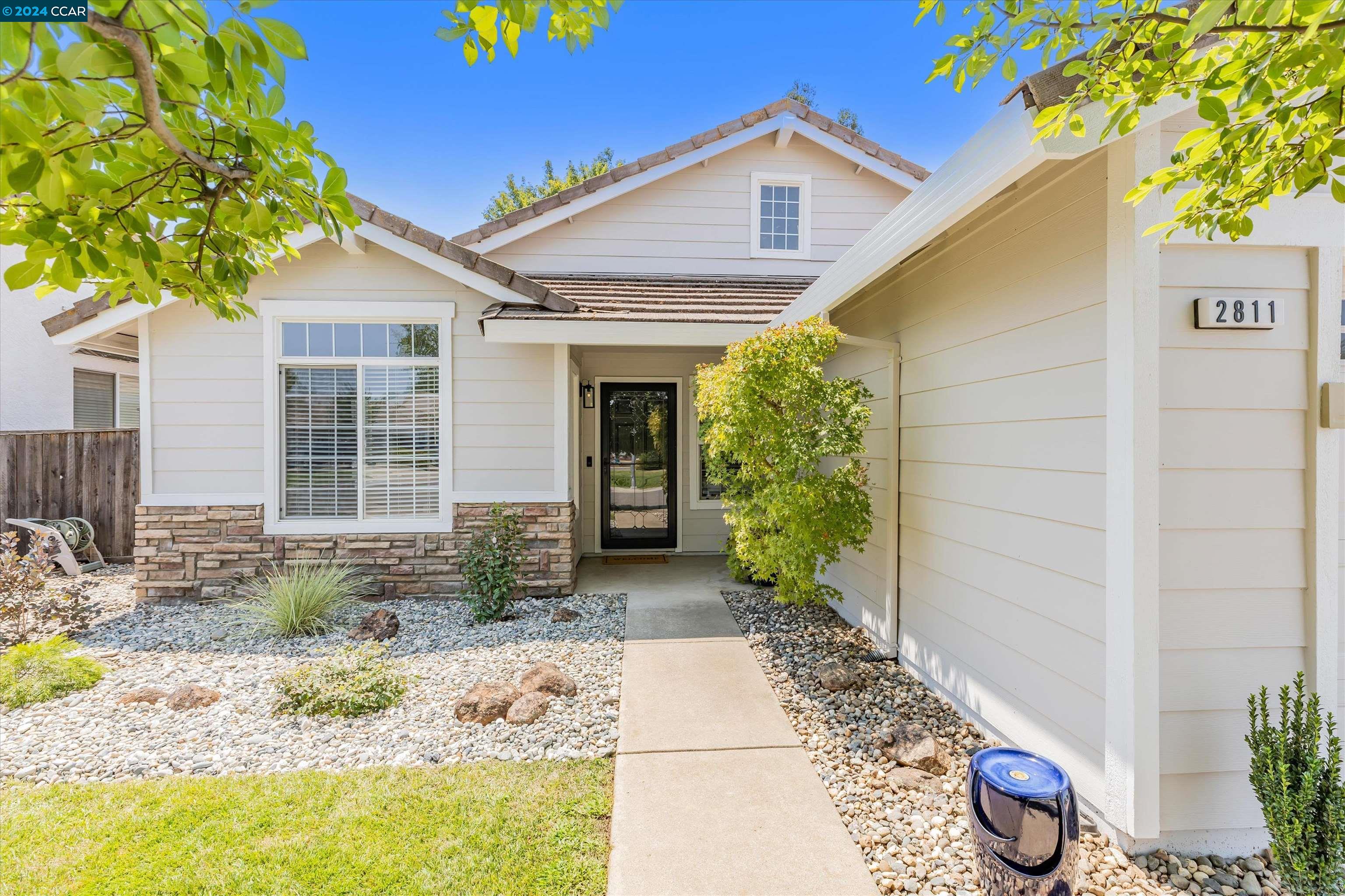 2811 Swallowview Dr