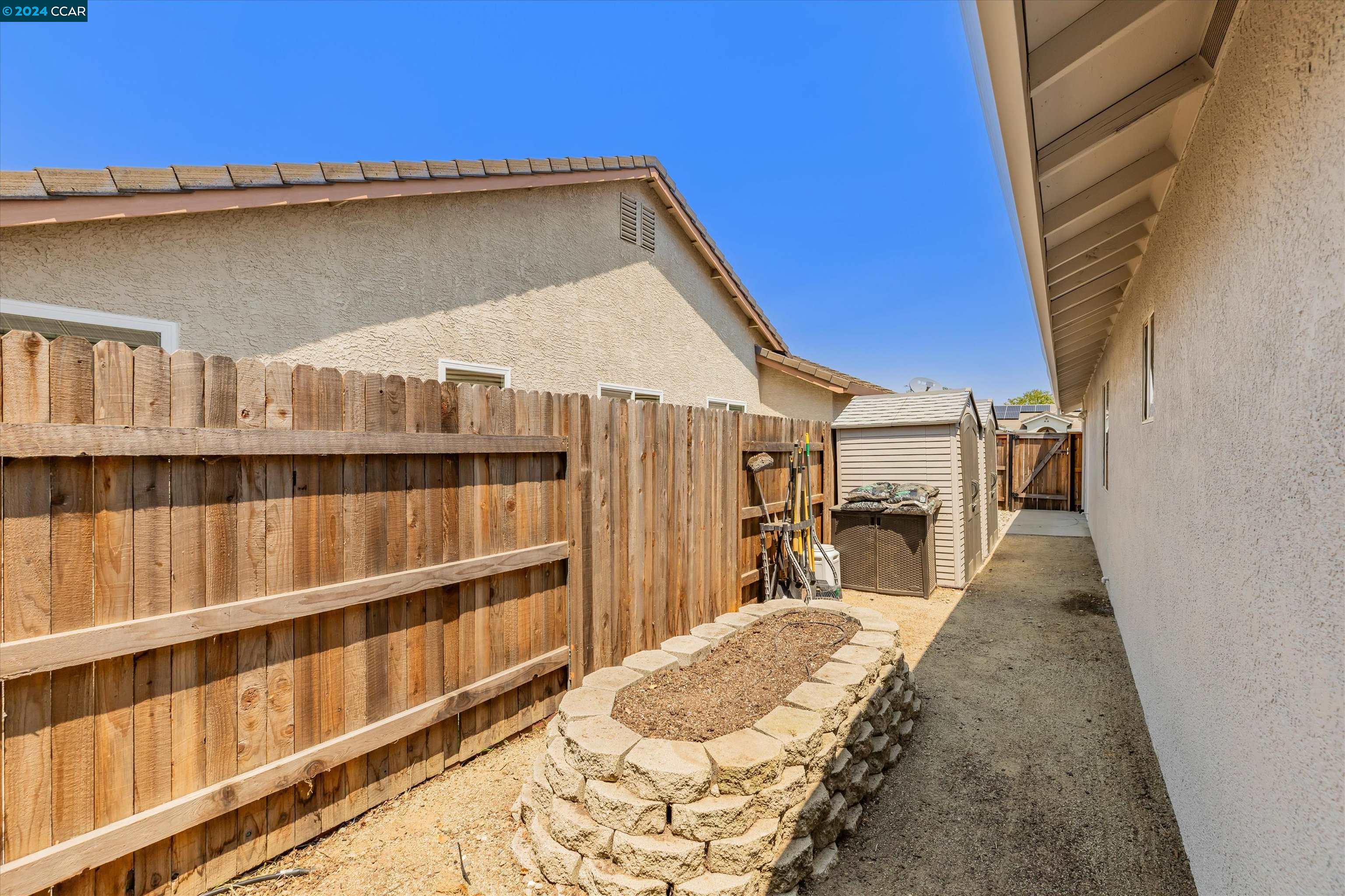 2811 Swallowview Dr