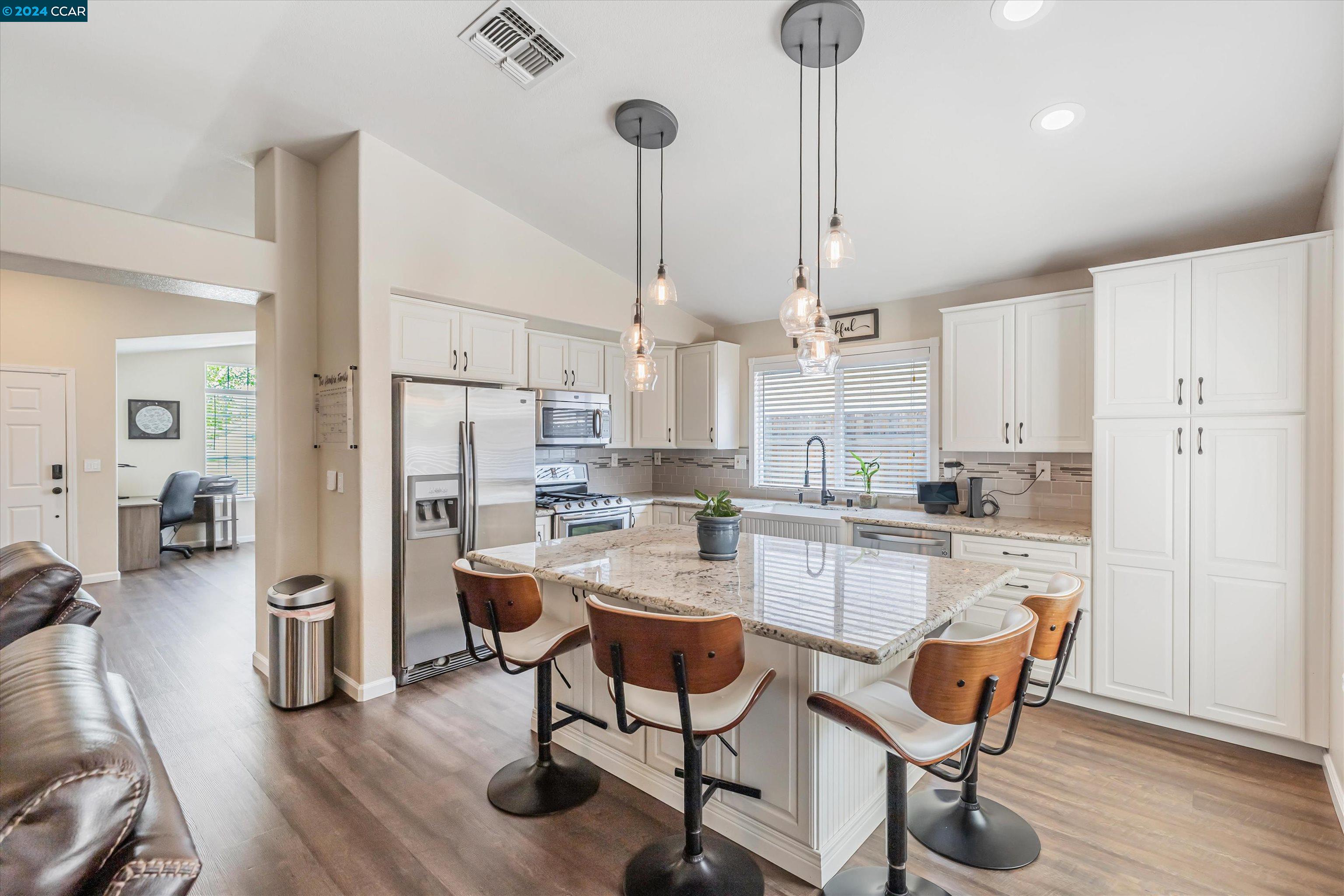 2811 Swallowview Dr