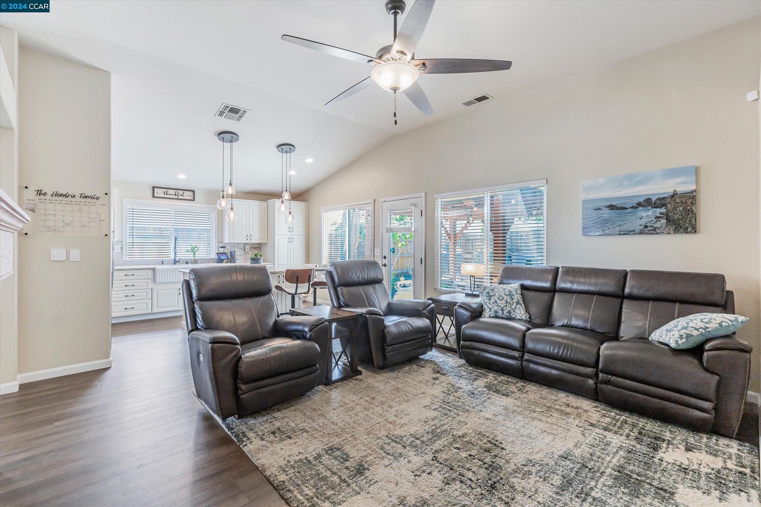 2811 Swallowview Dr