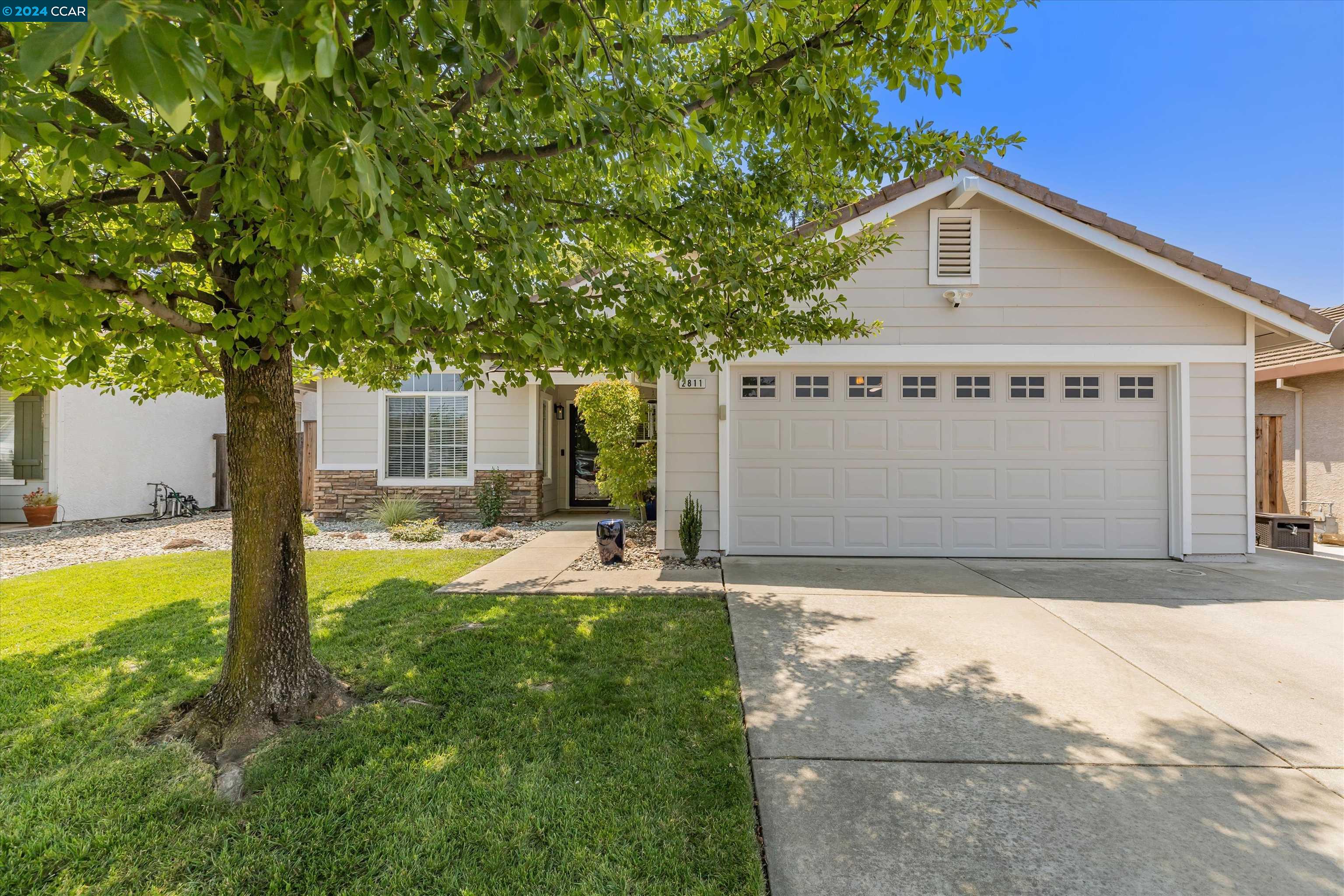 2811 Swallowview Dr