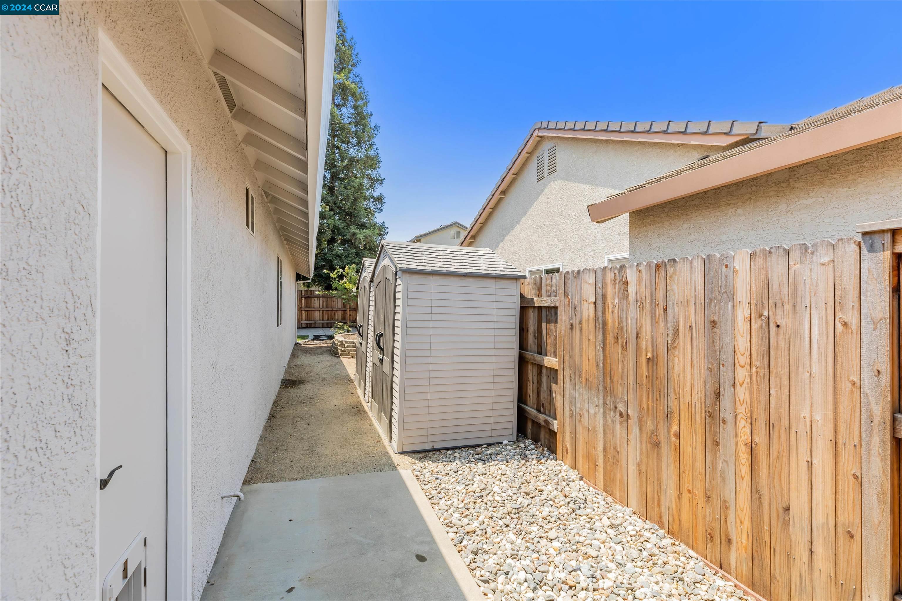 2811 Swallowview Dr