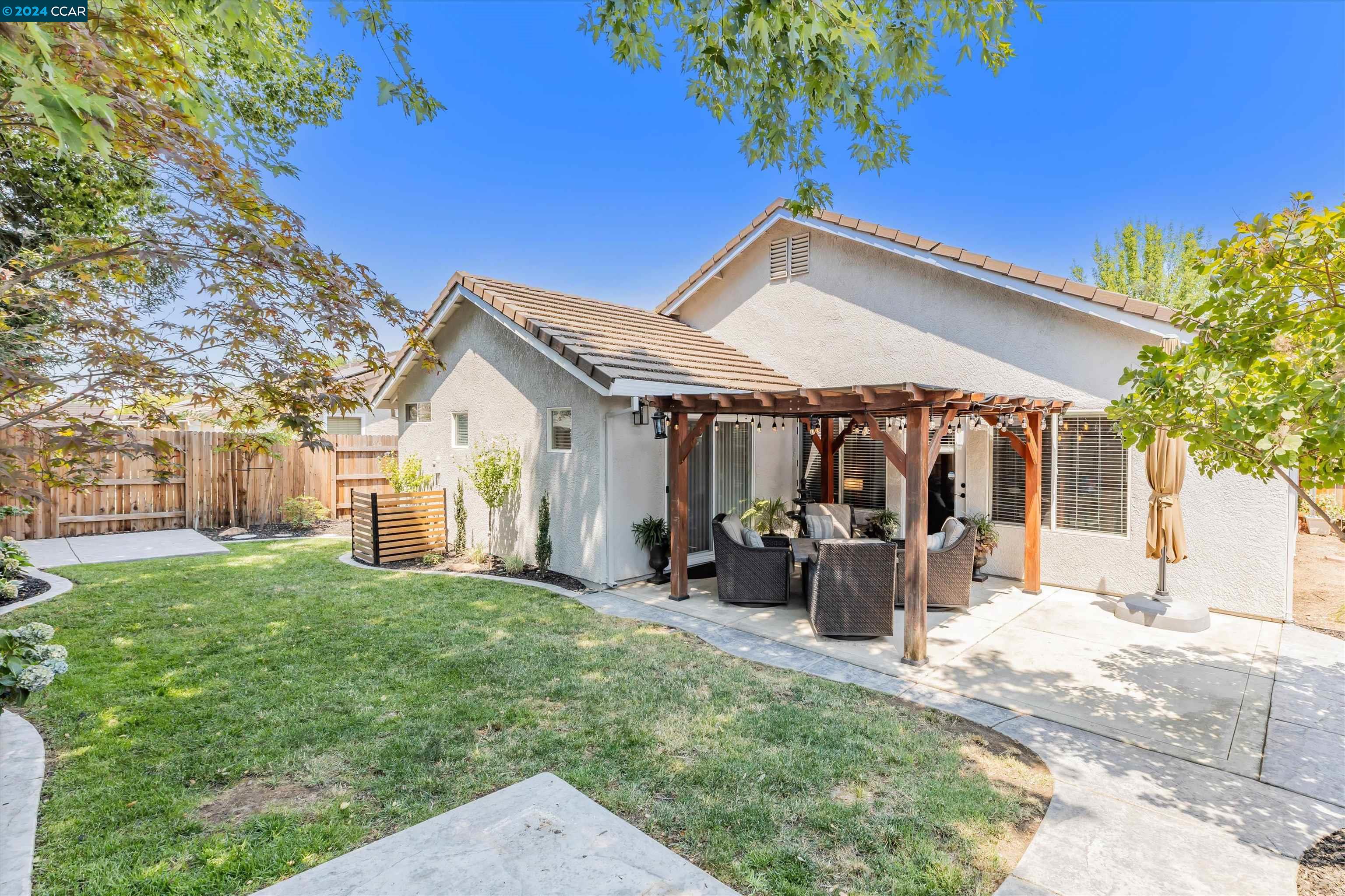 2811 Swallowview Dr