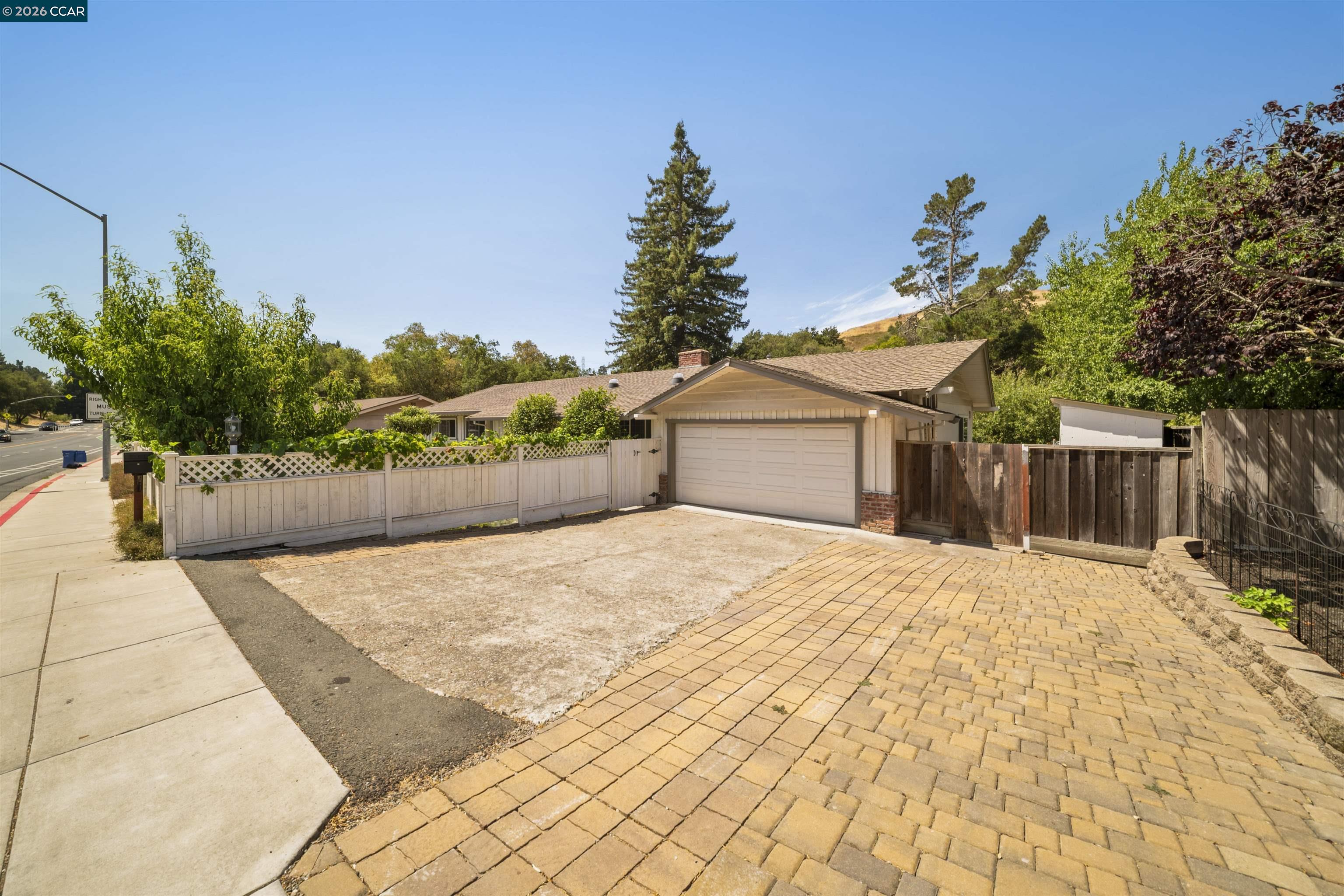 732 Moraga Rd