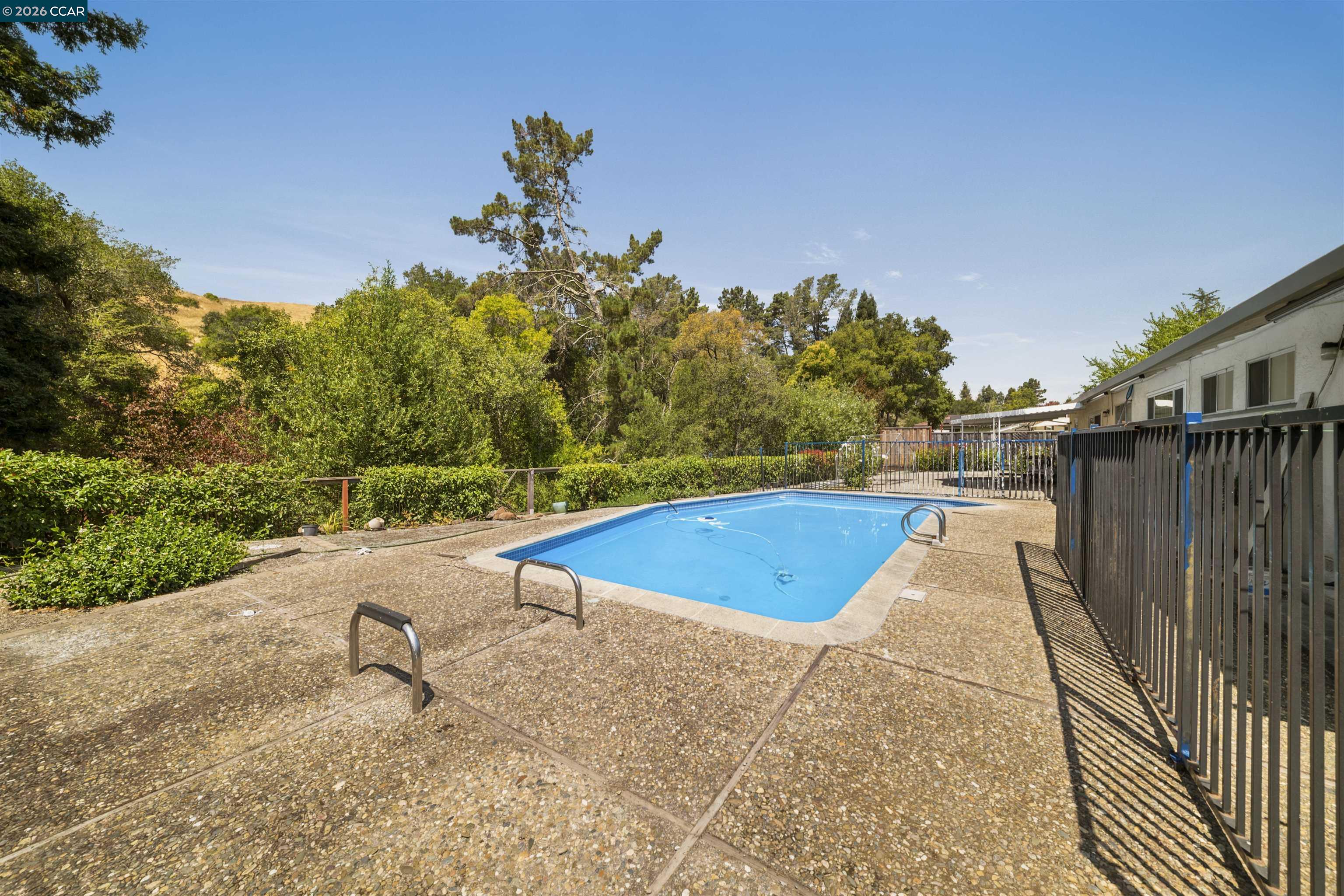 732 Moraga Rd