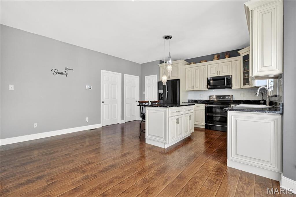 12 Compass Pointe Court