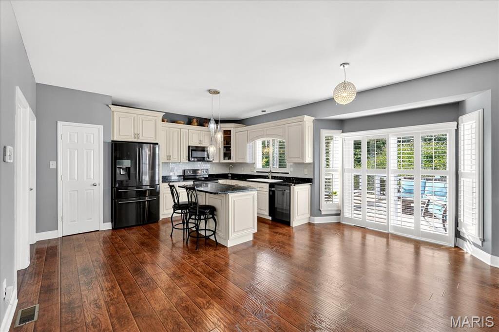 12 Compass Pointe Court