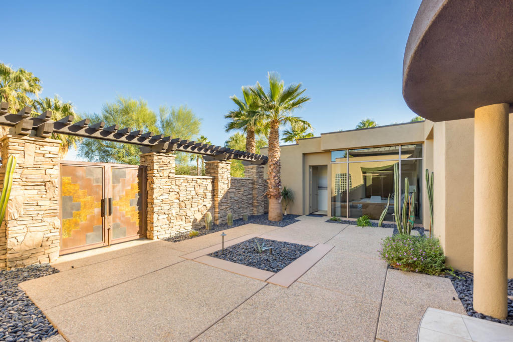 1126 Lake Vista