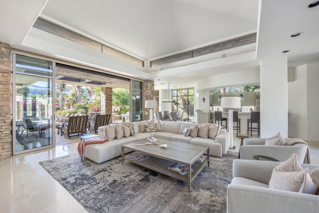 1126 Lake Vista