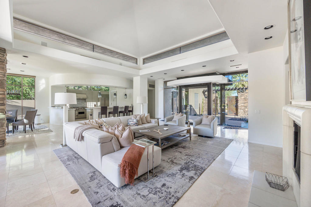 1126 Lake Vista
