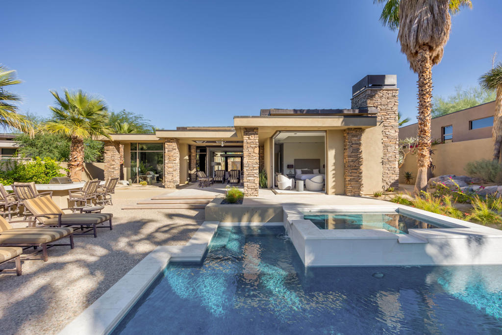 1126 Lake Vista