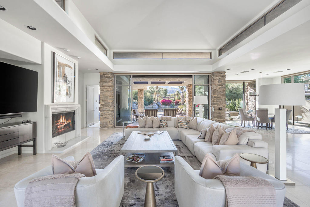 1126 Lake Vista