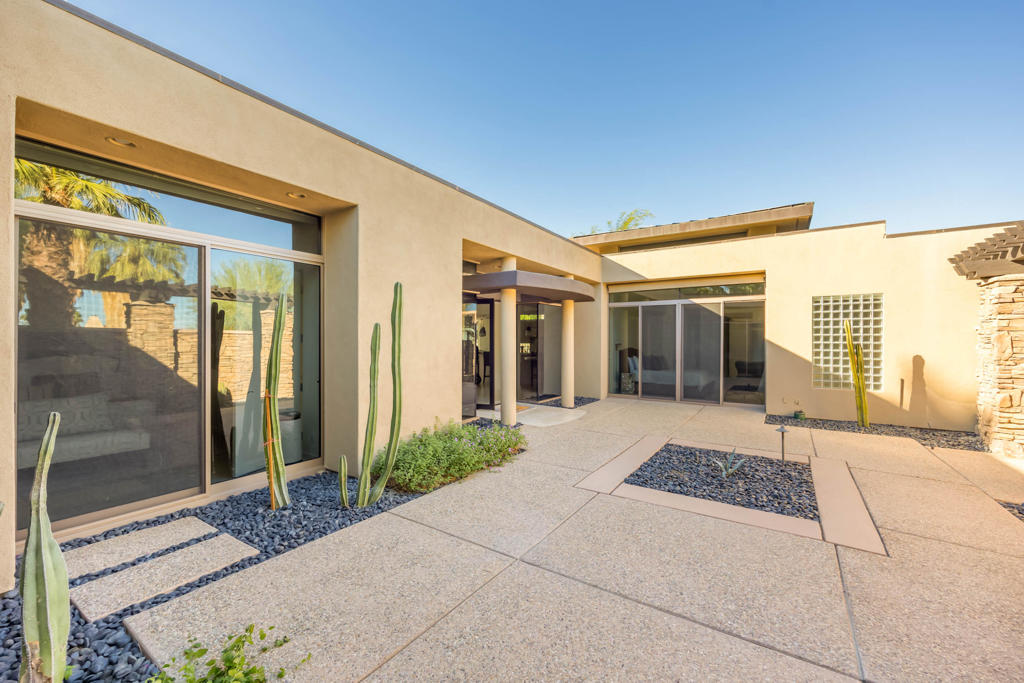 1126 Lake Vista