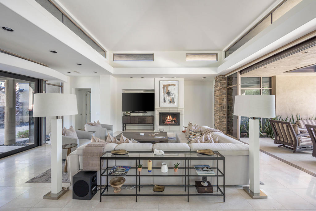 1126 Lake Vista
