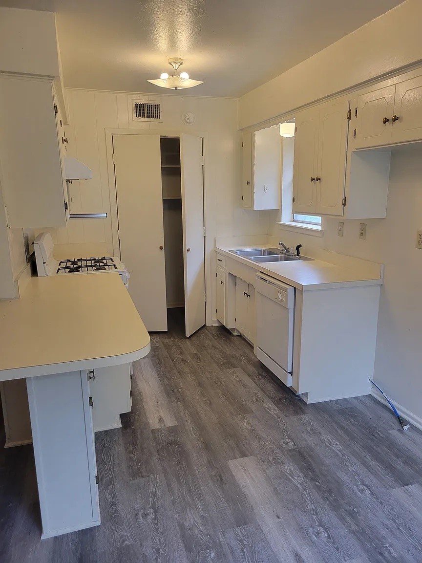 3002 Stanford Street