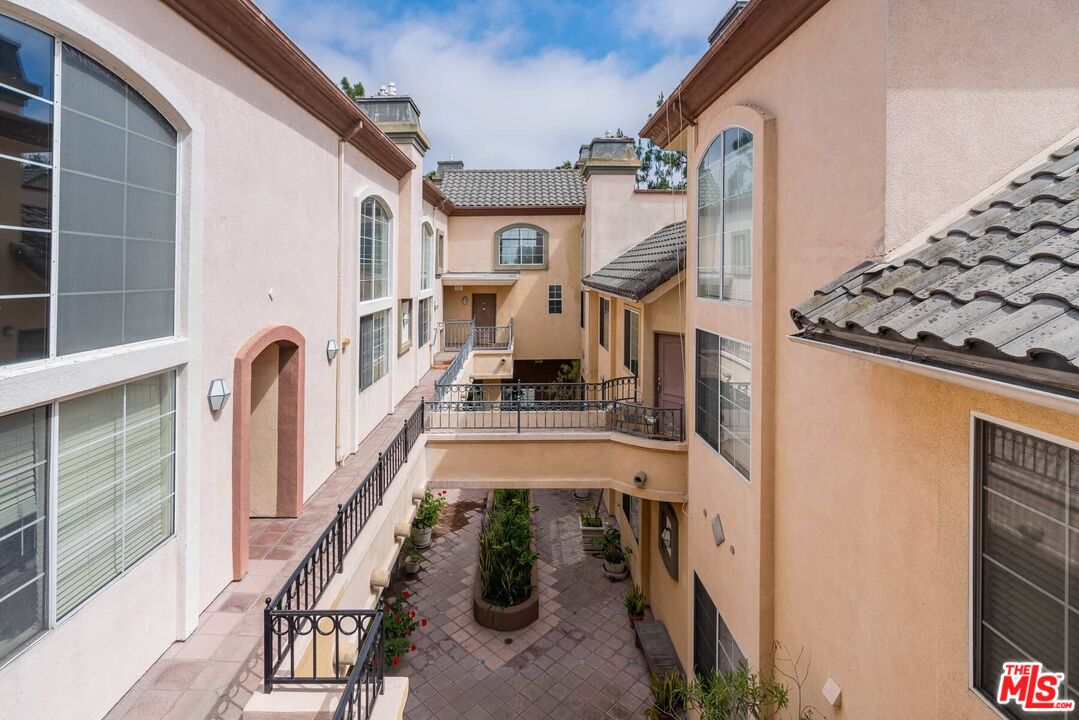 7033 La Tijera Blvd Unit: H201