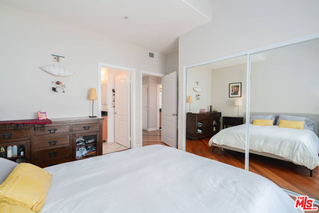 7033 La Tijera Blvd Unit: H201