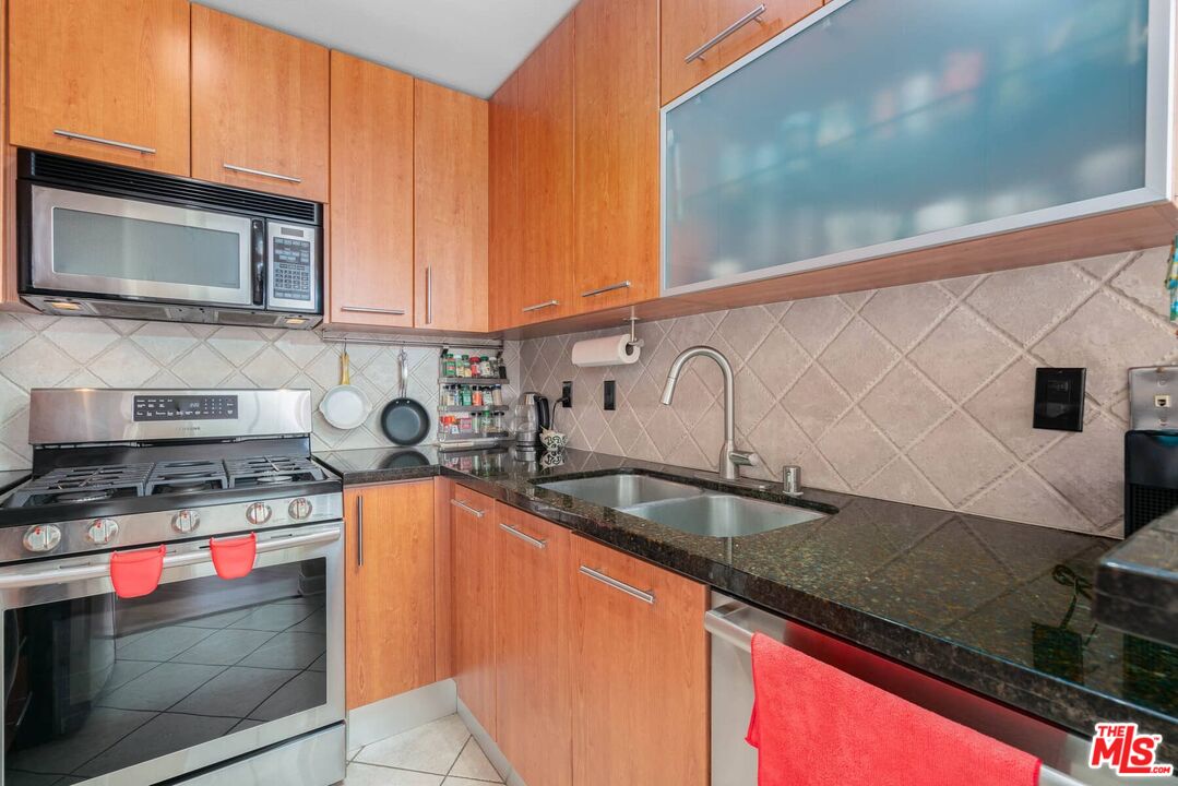 7033 La Tijera Blvd Unit: H201