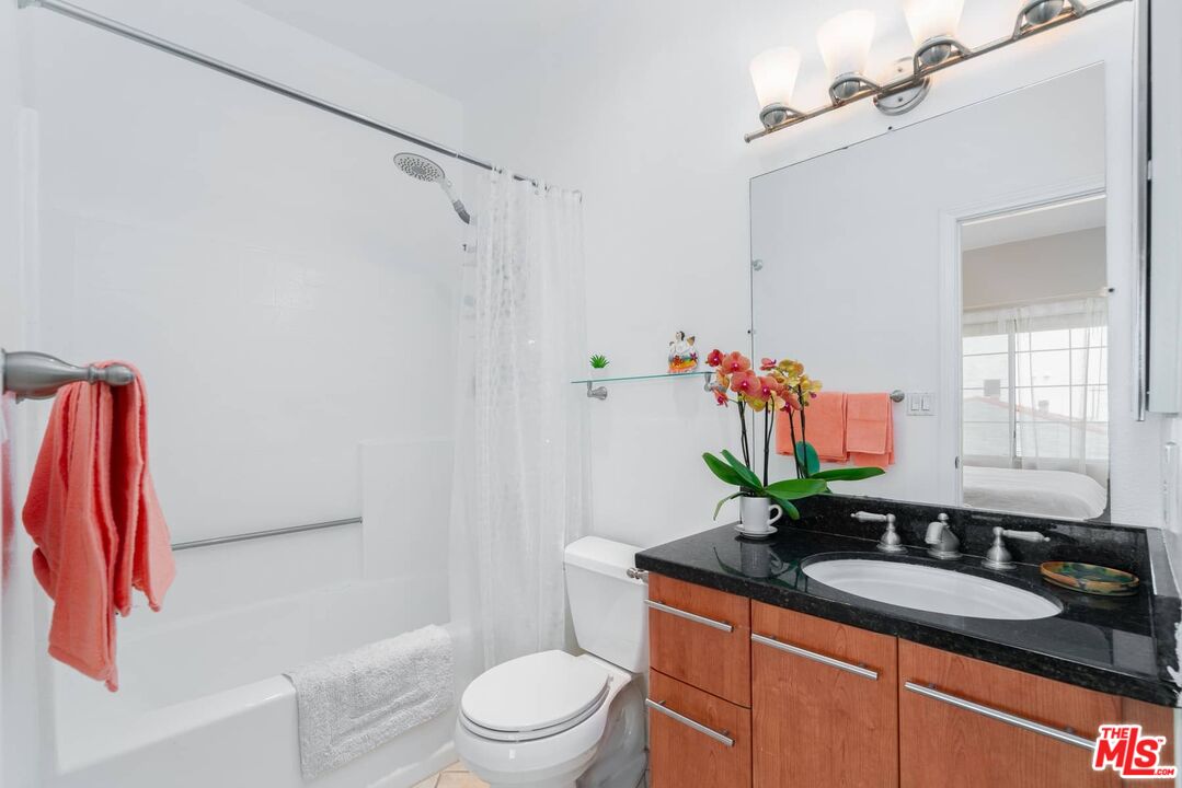7033 La Tijera Blvd Unit: H201