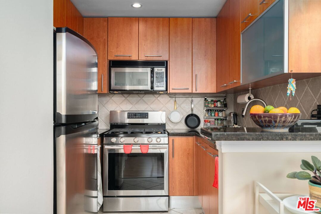 7033 La Tijera Blvd Unit: H201