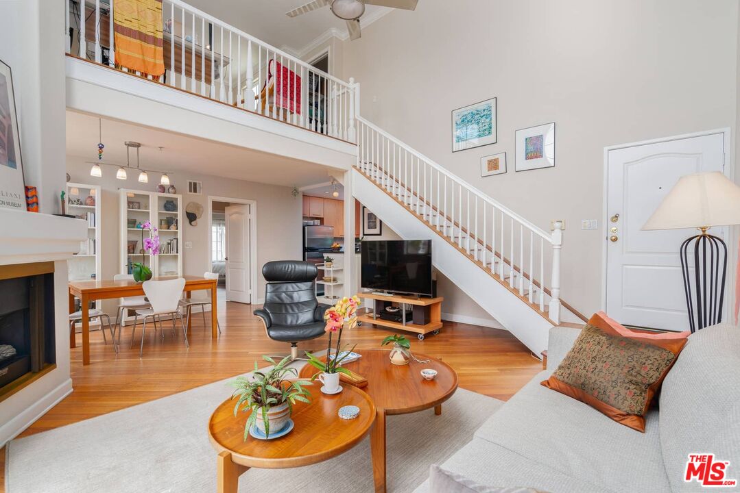 7033 La Tijera Blvd Unit: H201