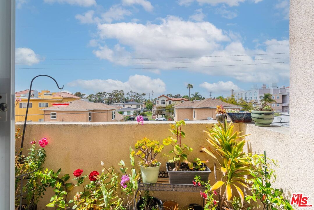 7033 La Tijera Blvd Unit: H201