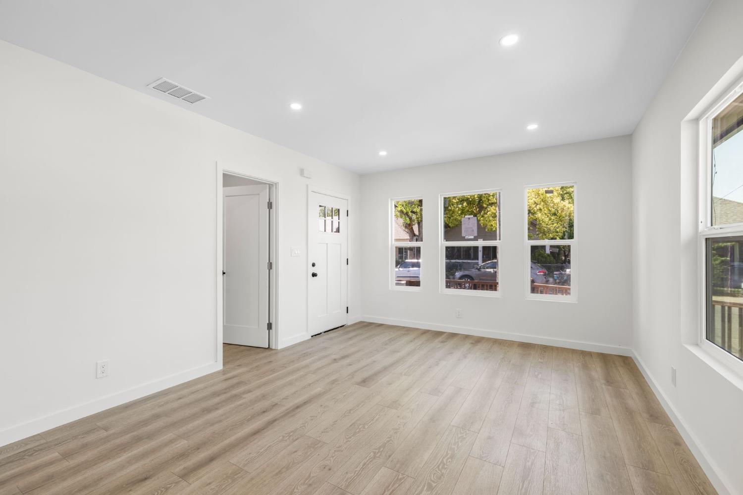 2761 Santa Clara Way