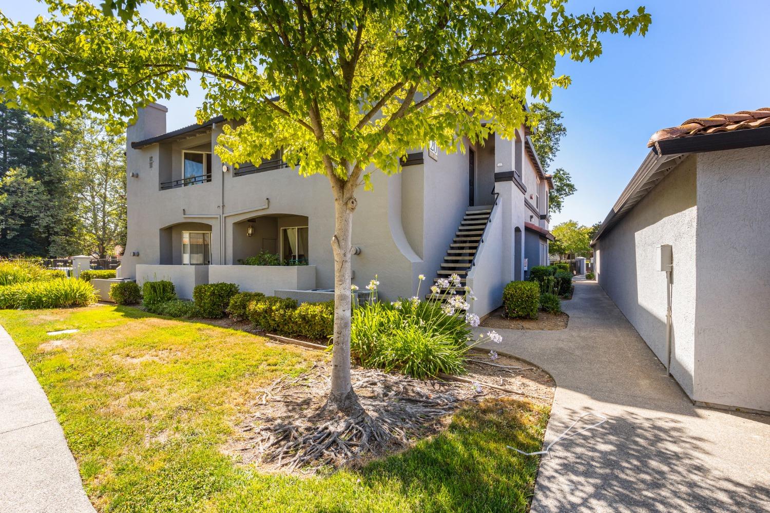 5201 Laguna Oaks Drive 200