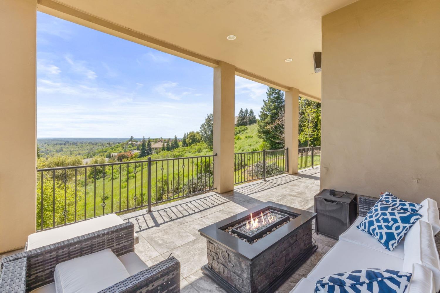 822 Sunnyslope Way