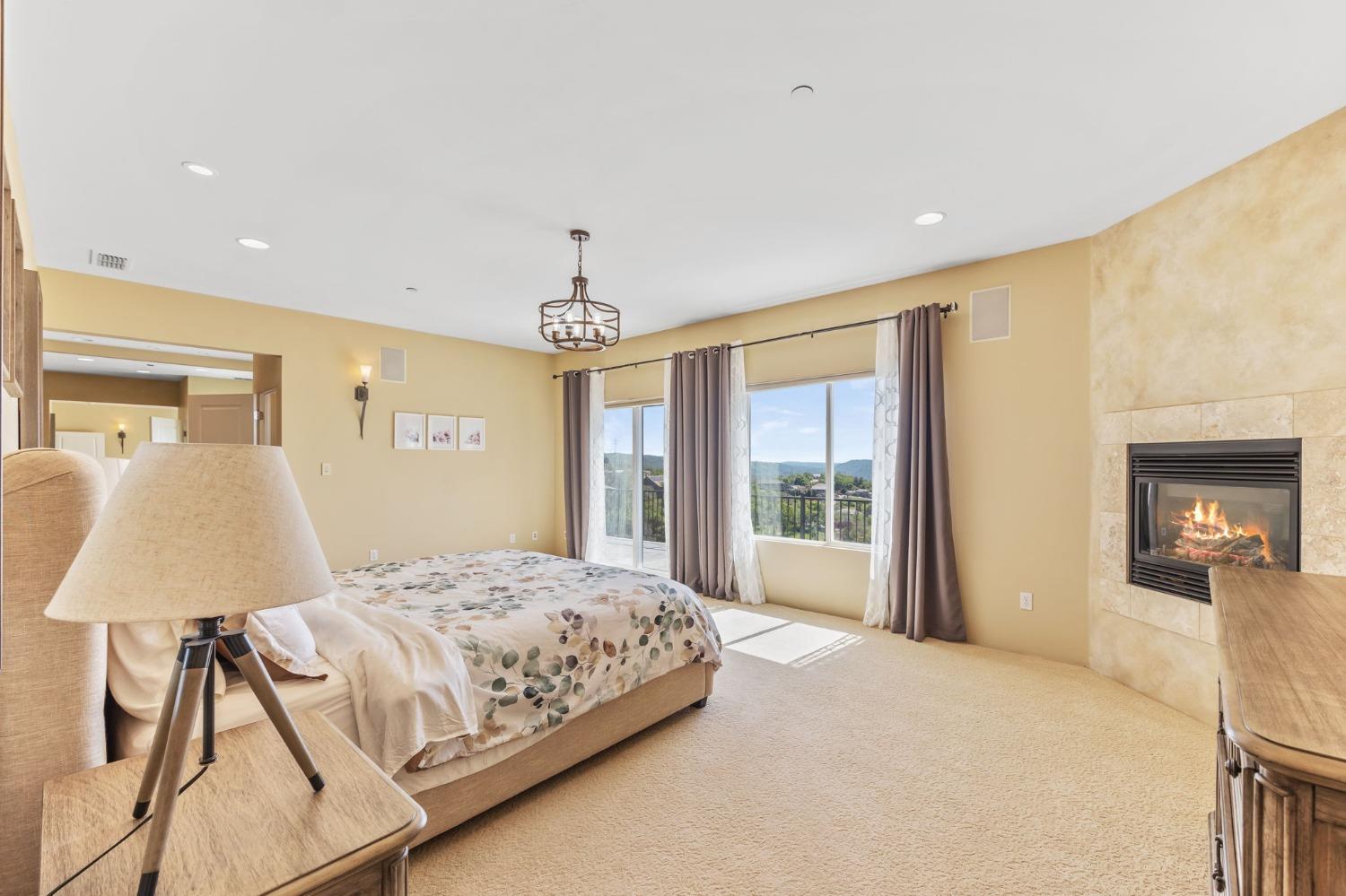822 Sunnyslope Way