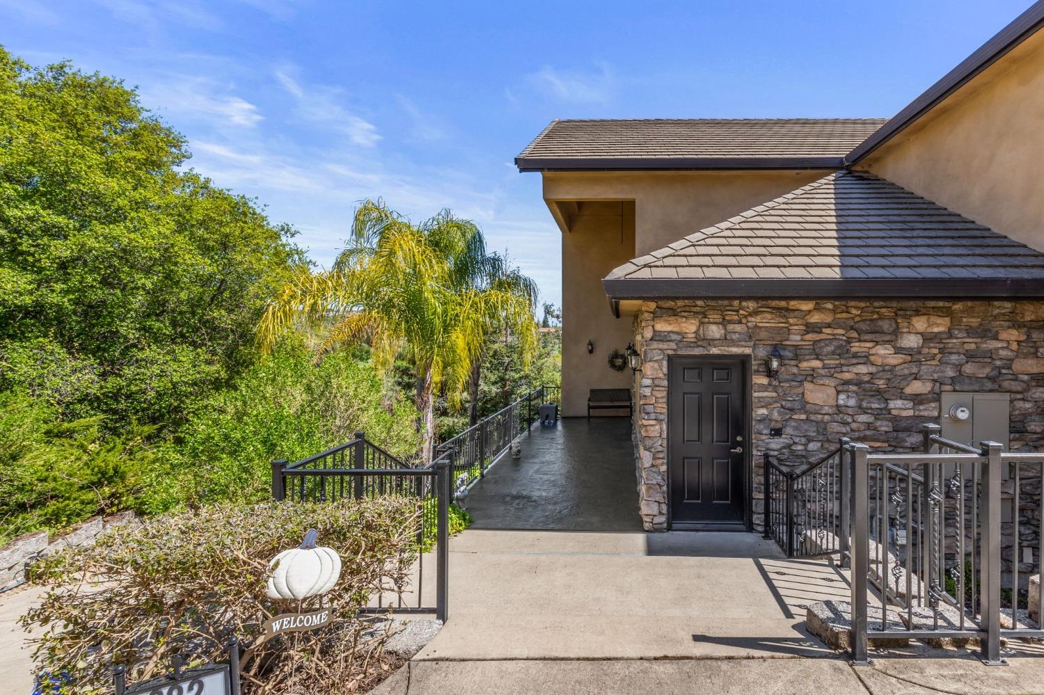 822 Sunnyslope Way
