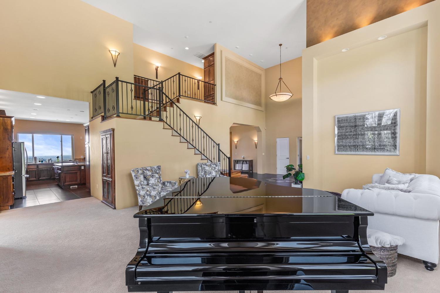 822 Sunnyslope Way