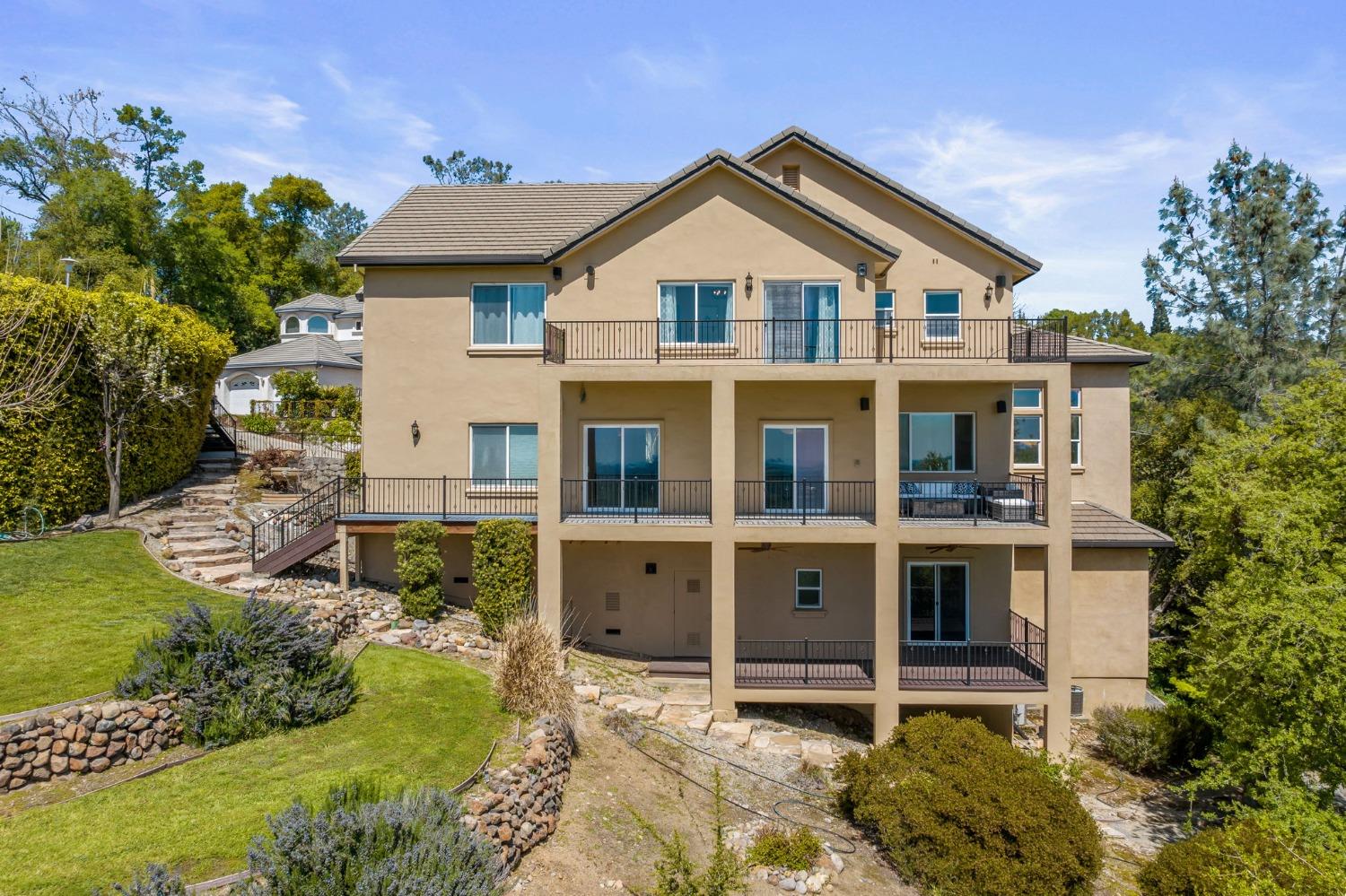 822 Sunnyslope Way