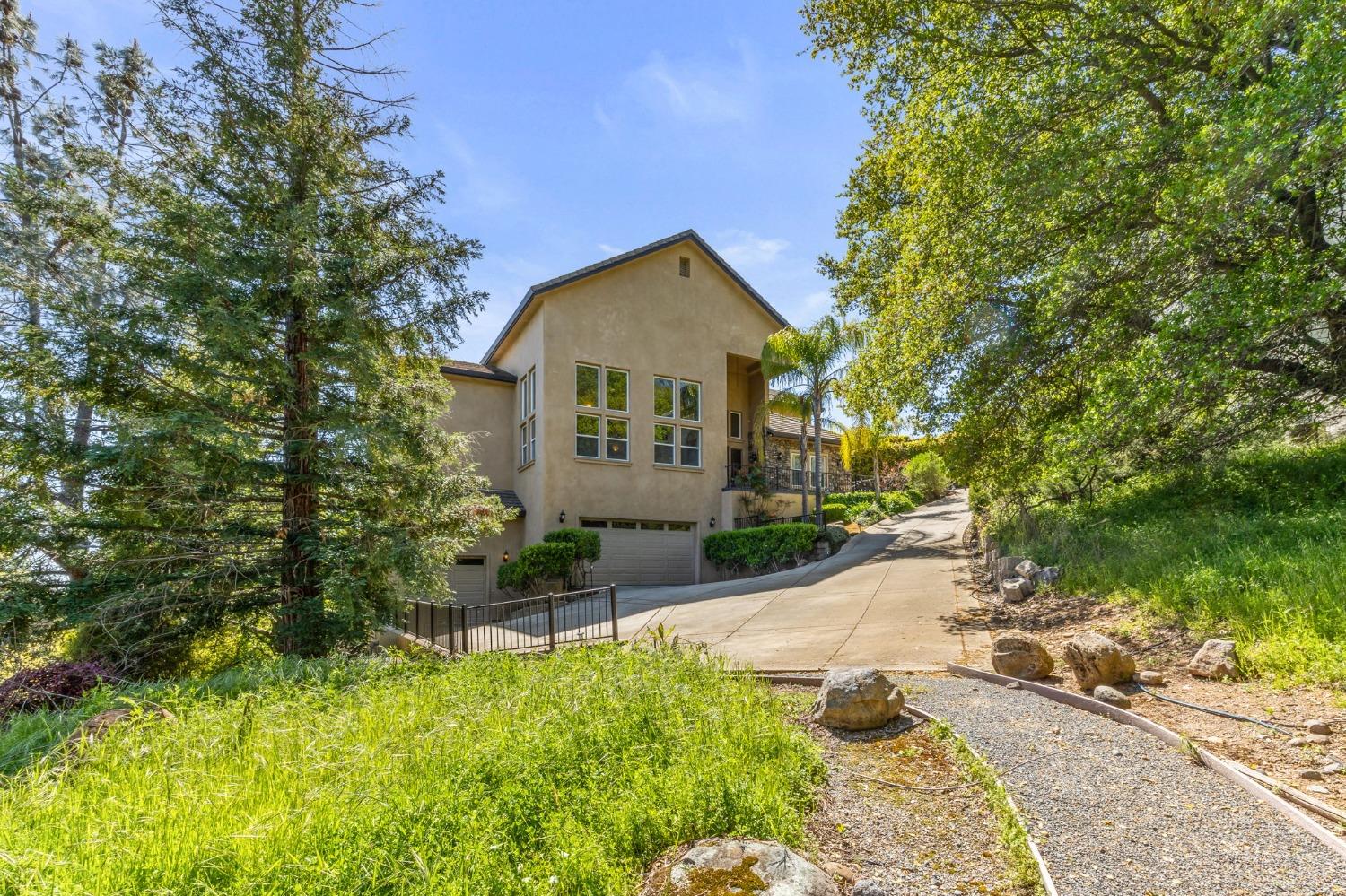 822 Sunnyslope Way