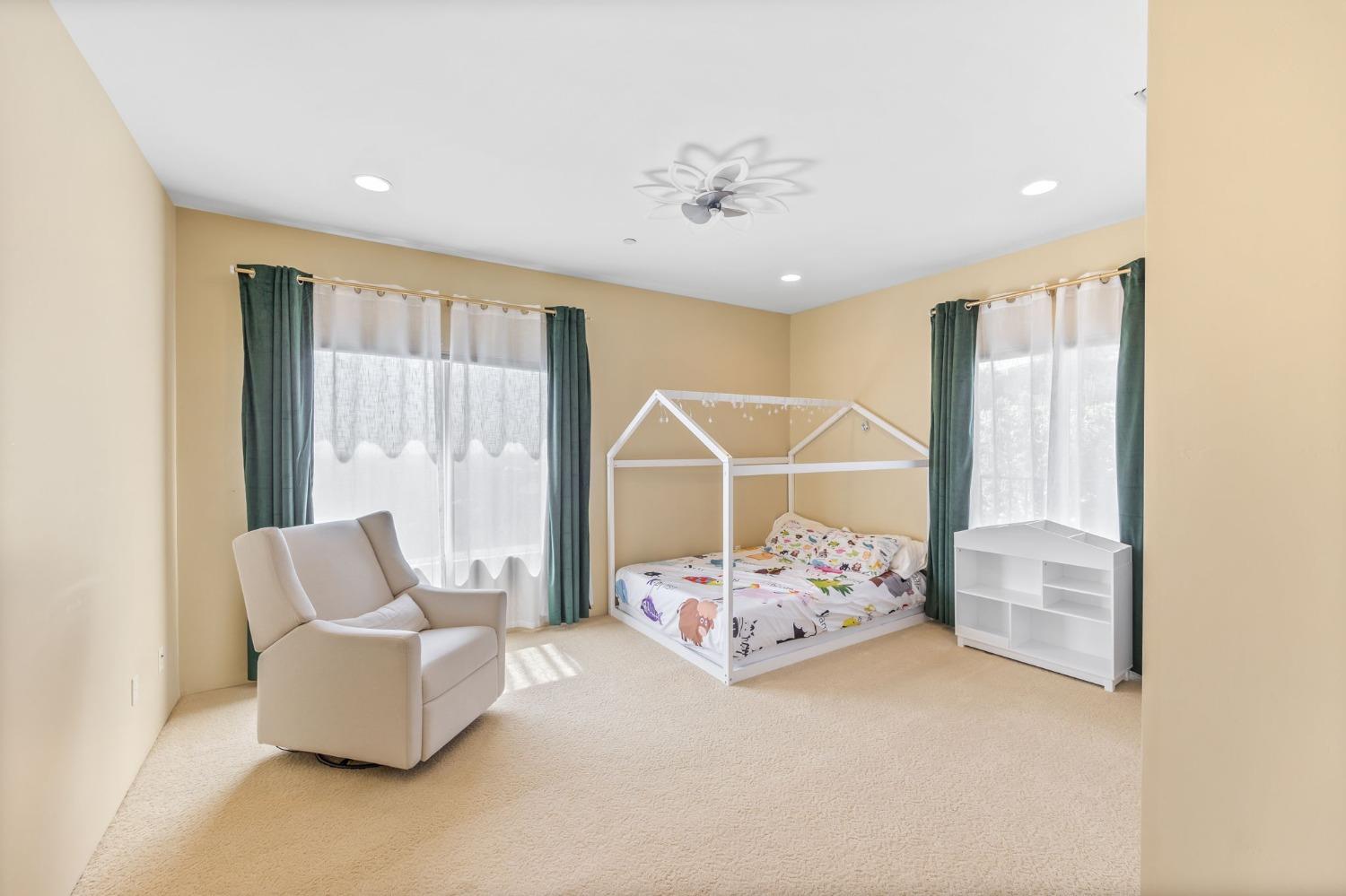 822 Sunnyslope Way