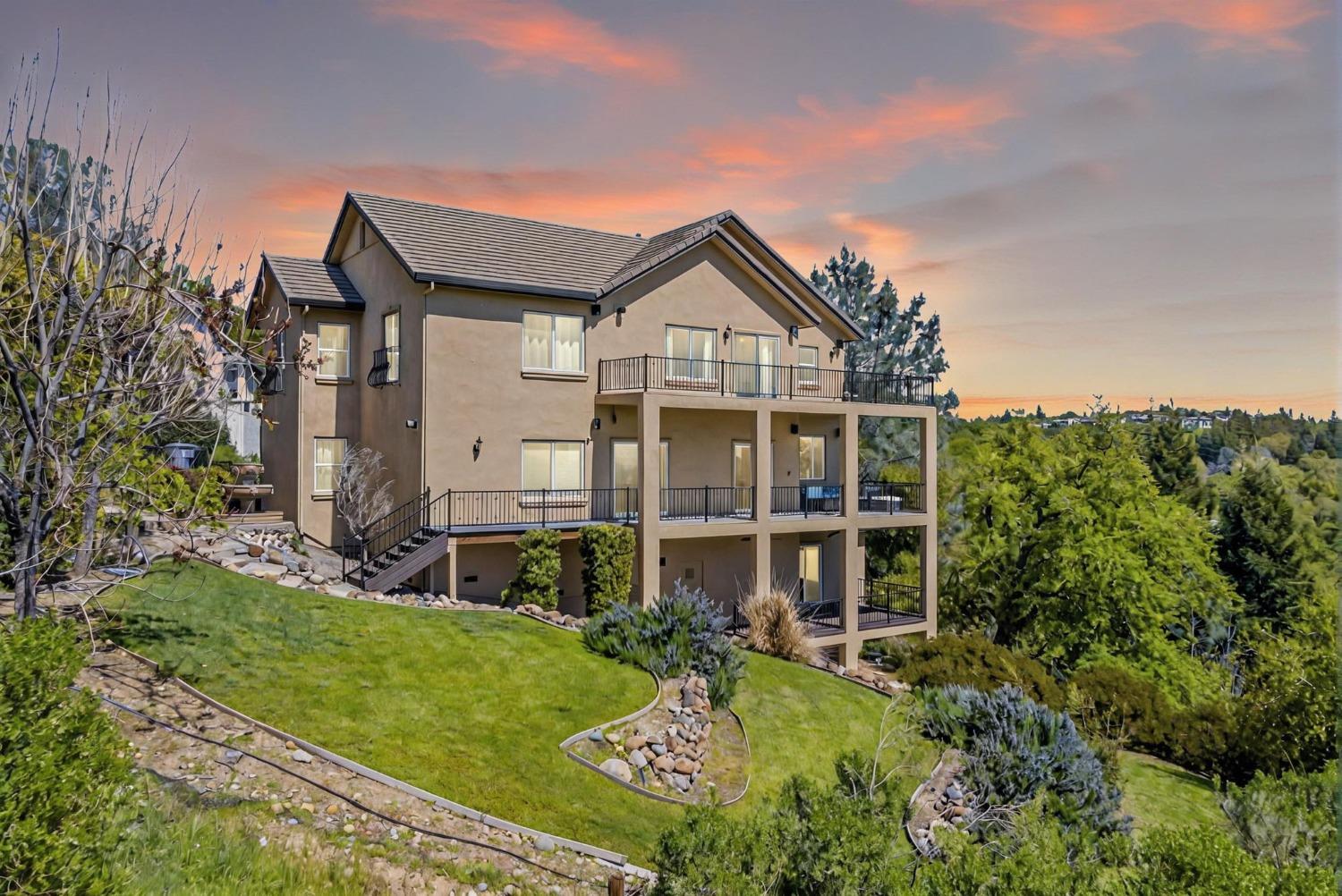 822 Sunnyslope Way