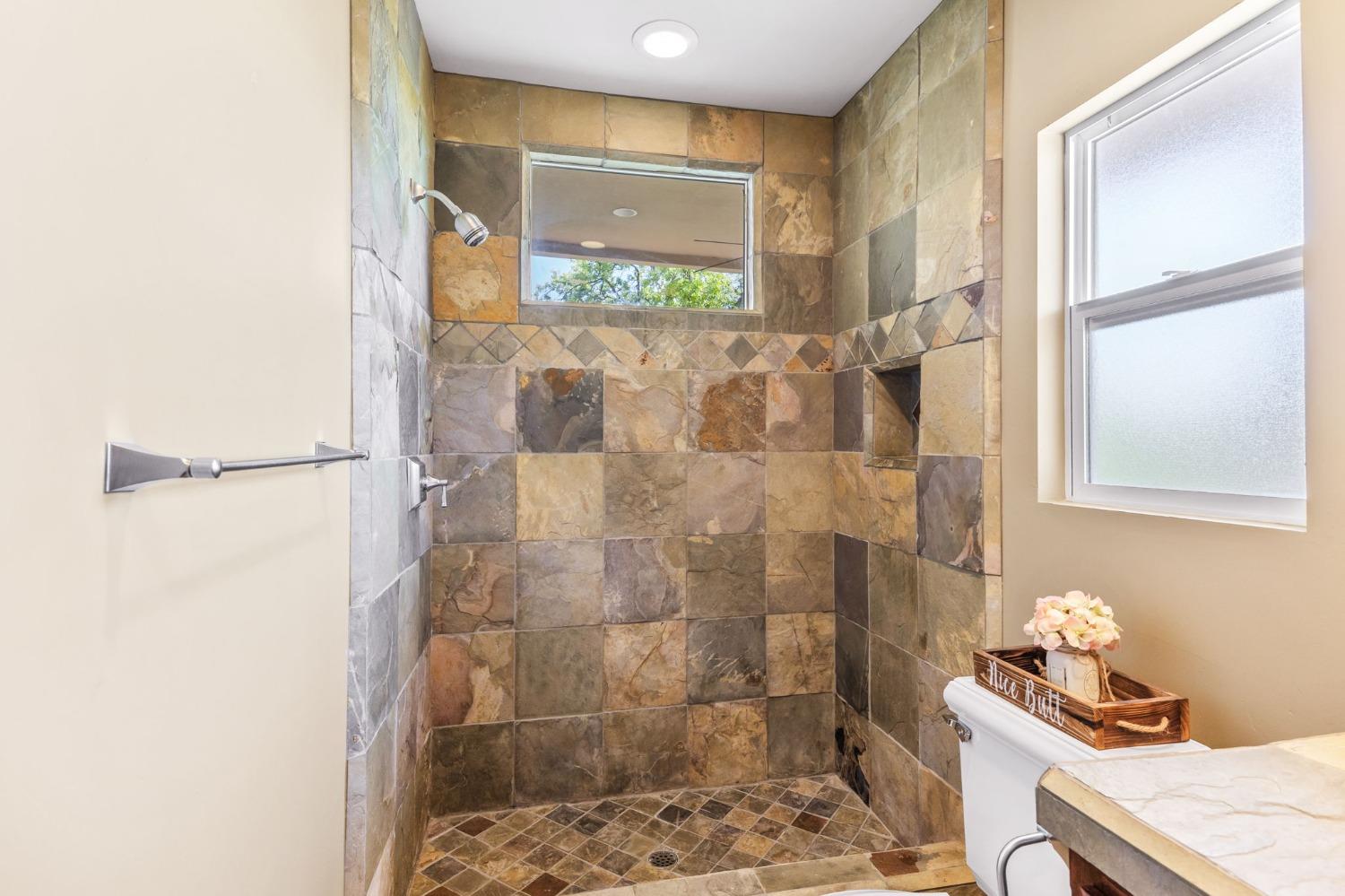 822 Sunnyslope Way