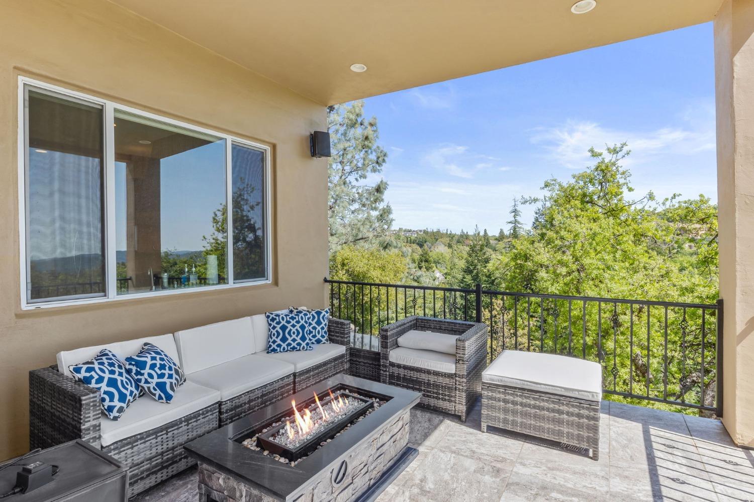 822 Sunnyslope Way