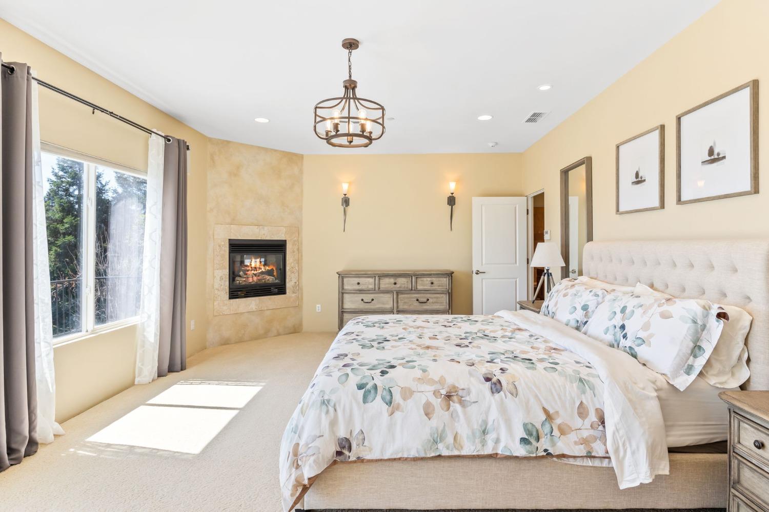 822 Sunnyslope Way