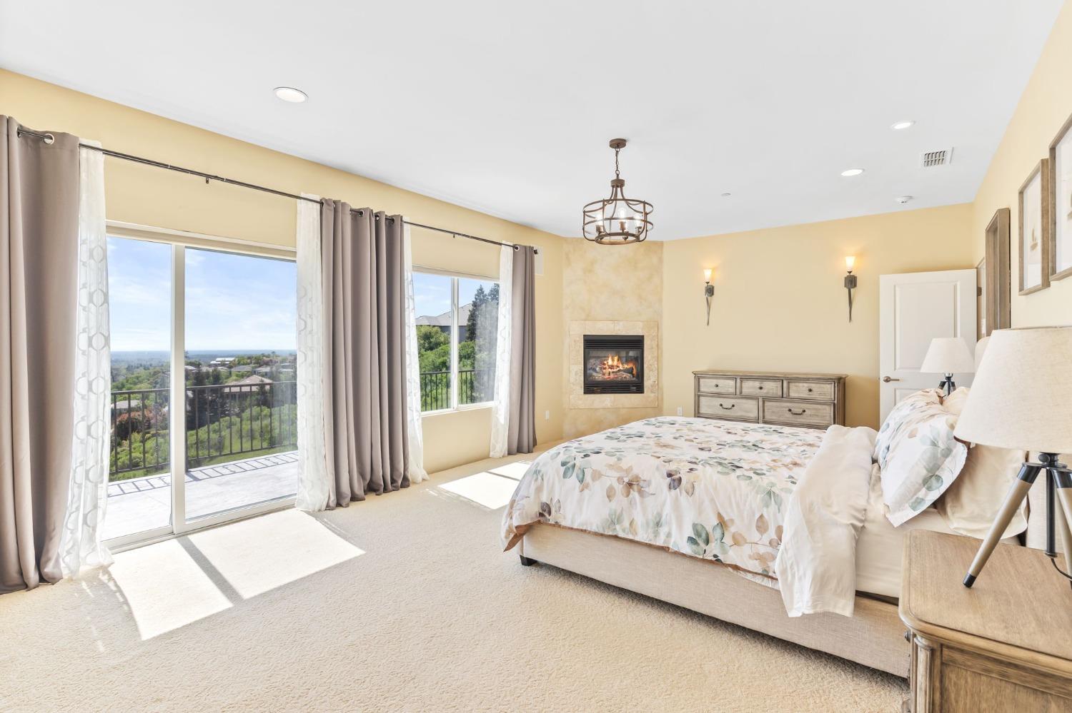 822 Sunnyslope Way