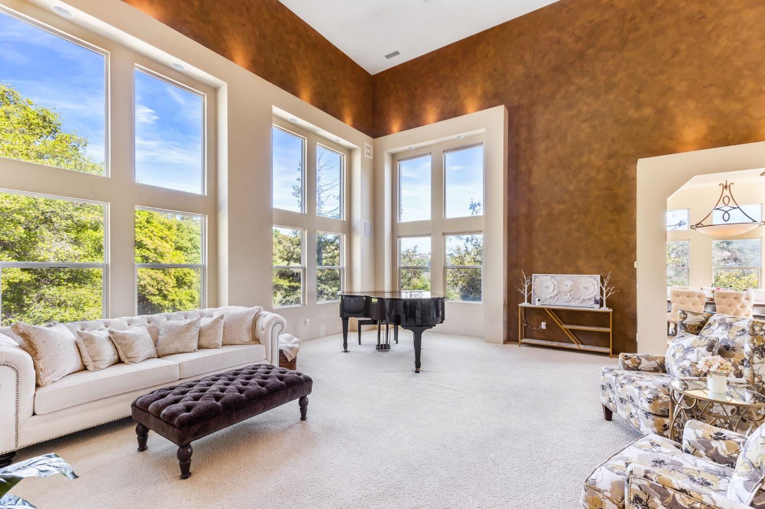 822 Sunnyslope Way