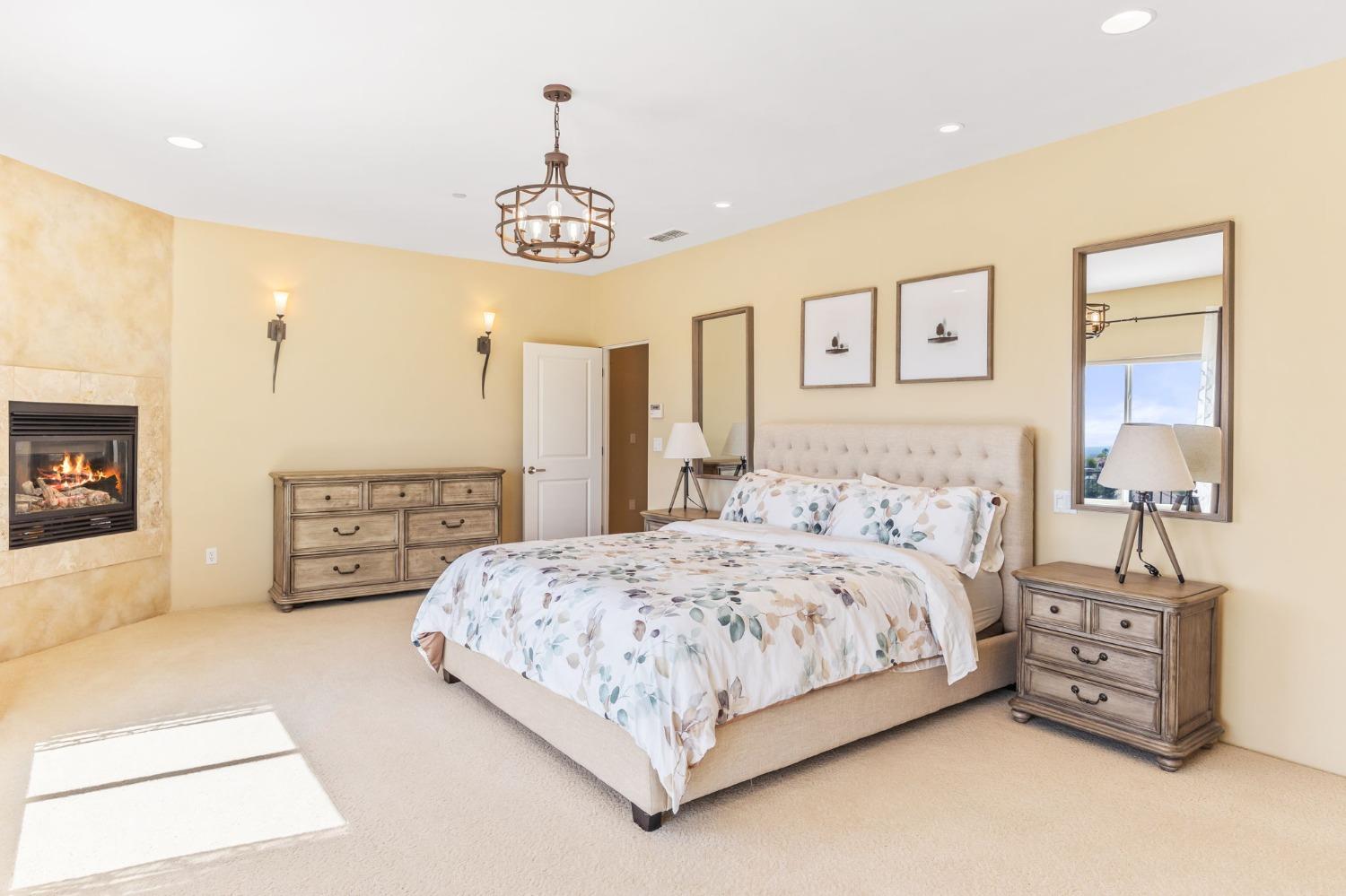 822 Sunnyslope Way