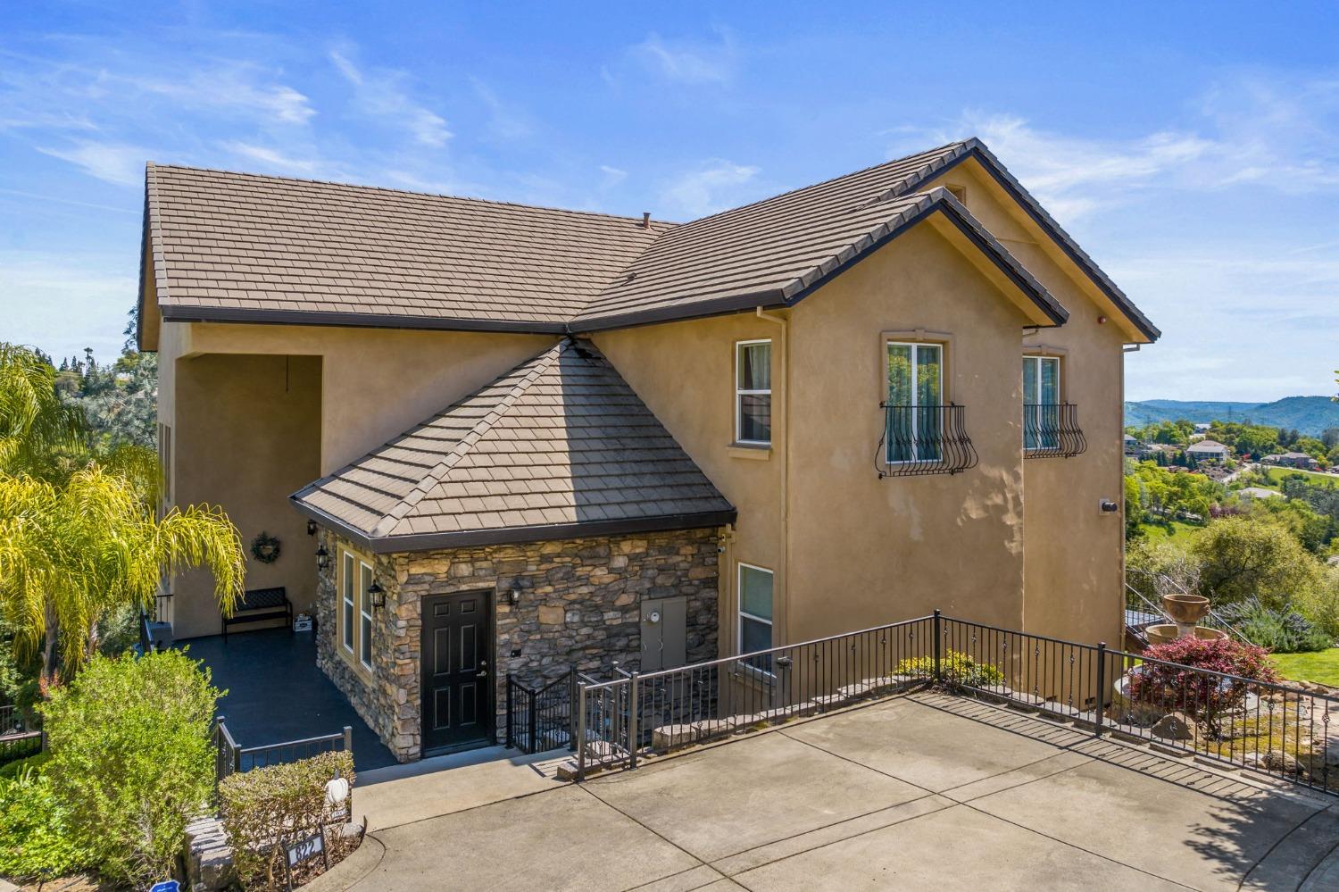 822 Sunnyslope Way