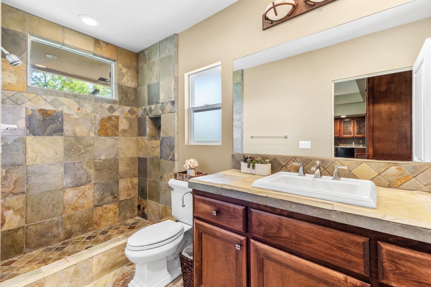 822 Sunnyslope Way